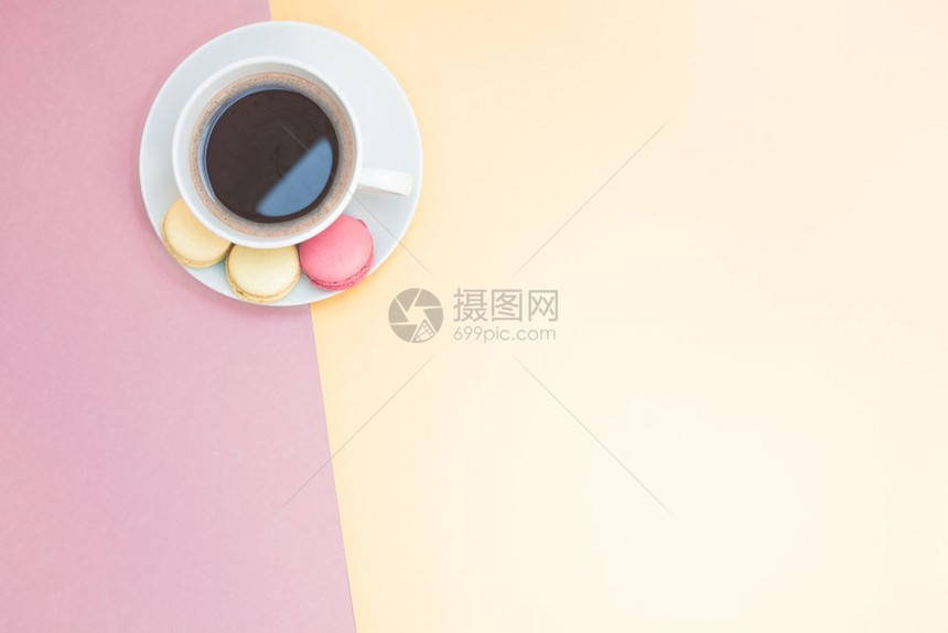 女以粉红和黄色背景最起码的风格复制空间咖啡杯和马卡龙cofficecupsandMacaroons浪漫的粉彩图片