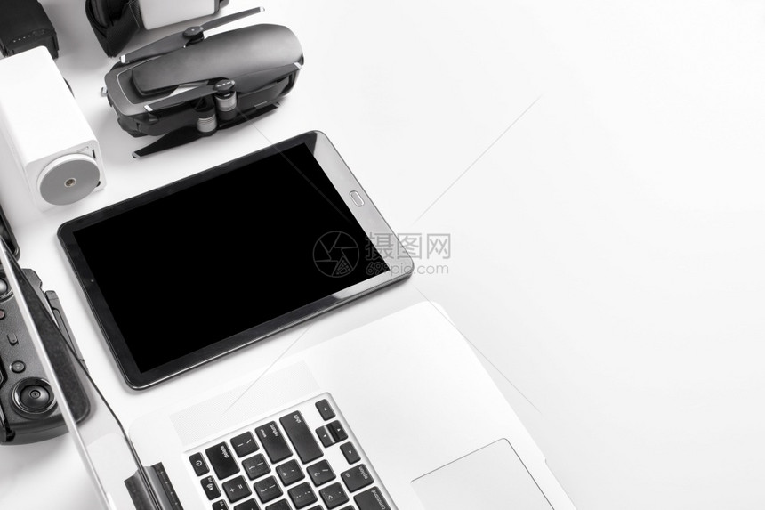 无人驾驶飞机附近的电脑和笔记本平板白色背景的图像现代工具概念团体手机玻璃图片