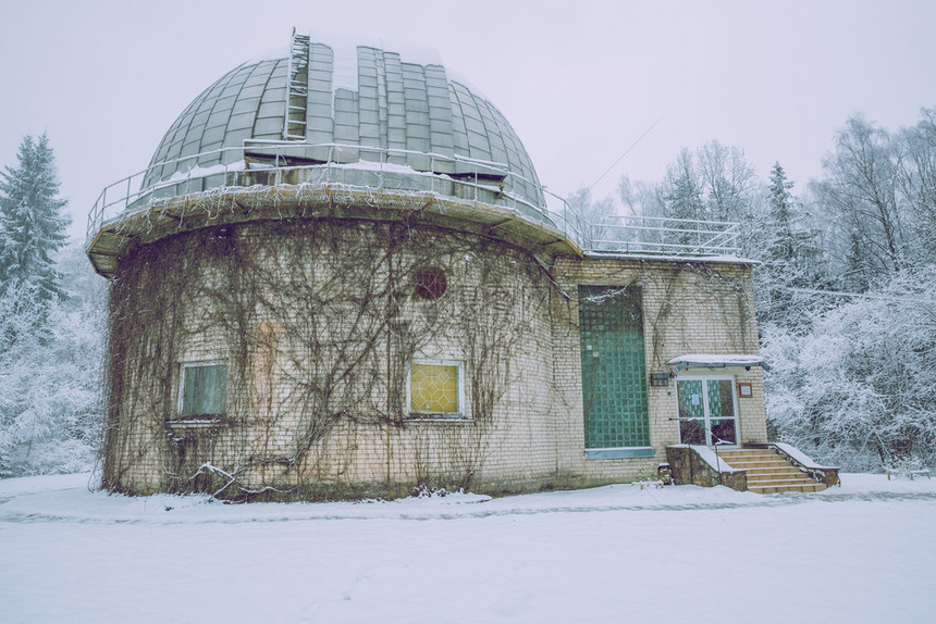 拉脱维亚Baldone市BaldoneWinter雪和建筑的旧天文台星空城市图片