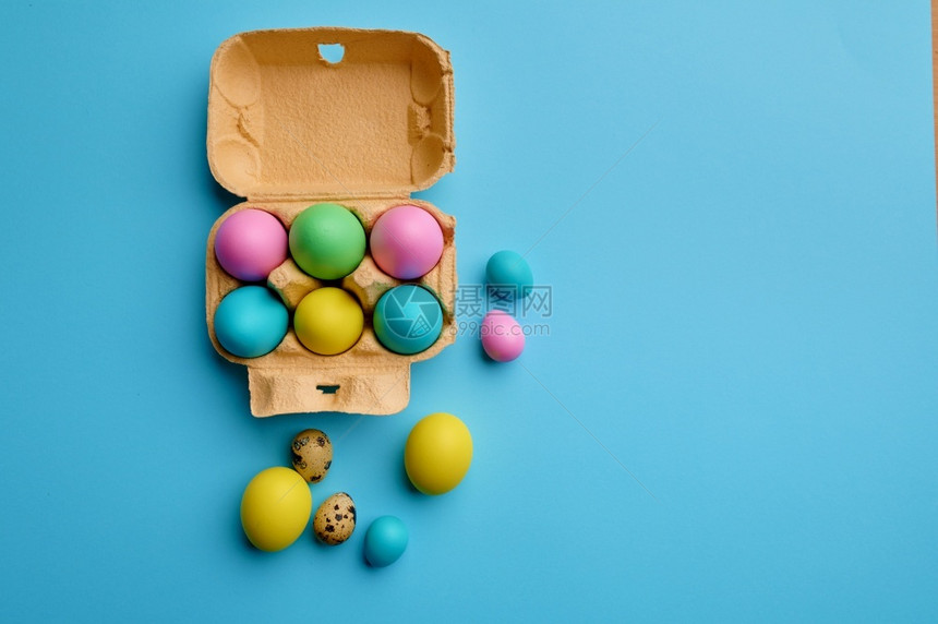颜色彩东方鸡蛋盒装蓝底帕夏尔食物活动装饰春季节庆日祝活动标志蓝色底的彩东方鸡蛋盒装箱传统周年纪念日图片