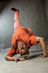Break舞者的照片谁在进行他的动作竞赛跳跃展览图片