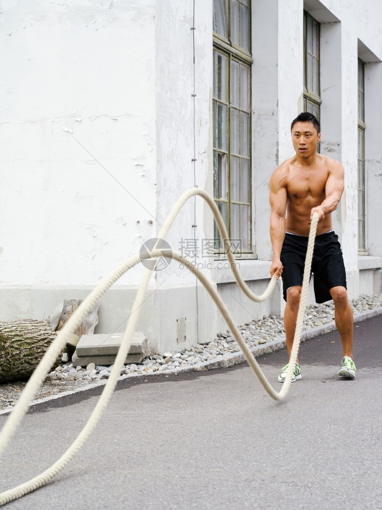 赤膊上阵照片来自一名亚洲肌肉男子与训练绳索A一起工作的照片萨姆纳斯积极的图片