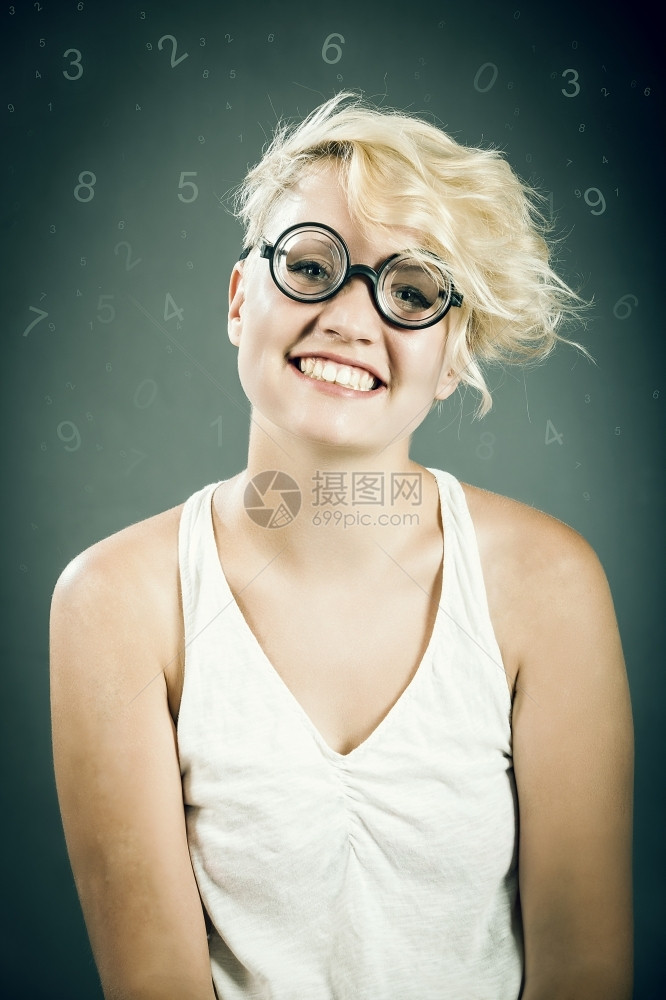 漂亮的女可爱书呆子女孩在数字背景面前带着有趣的眼镜厚图片