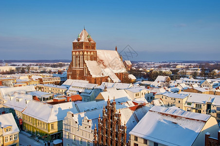 城市的中央覆盖在古老的Greifswald镇雪盖屋顶图片