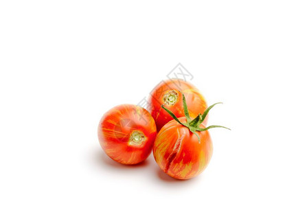 红色的58皮卡三个多汁的红斑马番茄白底孤立自然图片