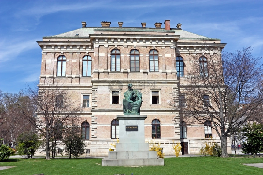 雕塑家朱拉伊梅斯特罗维奇克地亚萨格勒布克罗地亚科学艺术院后方公园的IvanMestrovic著Strossmayer主教雕像图片