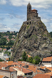 艾伦插头位于法国中南部AuvergneRhoneAlpes地区的LePuyenVelay市圣米歇尔dAiguilhe教堂法国中南图片