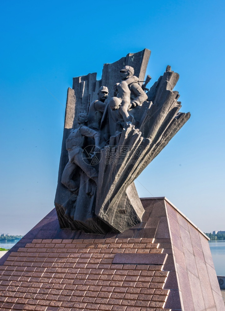 乌克兰第聂伯罗07182阳光明媚的夏日乌克兰第聂伯罗河堤上的阿富汗阵亡战士纪念碑乌克兰第聂伯罗阵亡阿富汗战士纪念碑长廊一种门户1图片