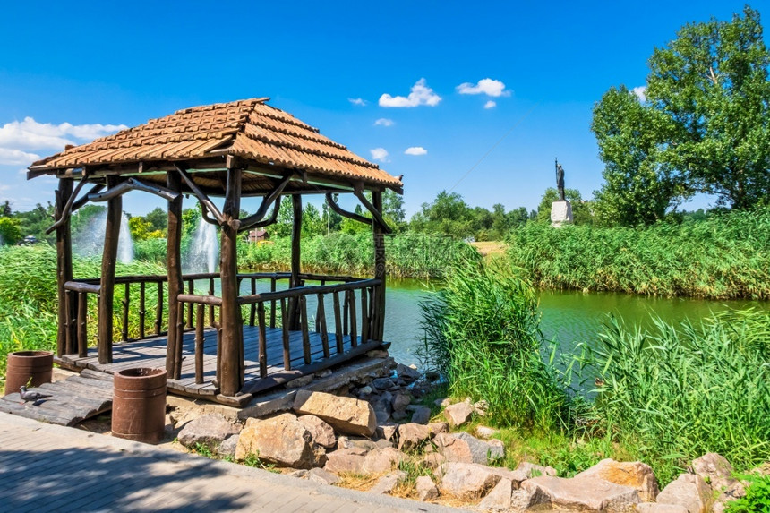 伊戈列维奇沃兹涅诺夫斯基公园的一个小池塘位于乌克兰扎波罗日耶的沃兹涅诺夫斯基公园一个阳光明媚的夏季清晨Voznesenovsky图片