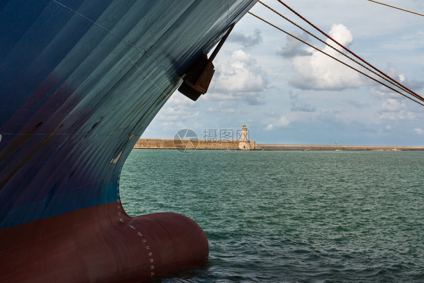 停泊锚链码头的船旗和绳子白轻房的背景情况大灯图片