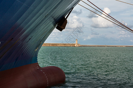 停泊锚链码头的船旗和绳子白轻房的背景情况大灯图片