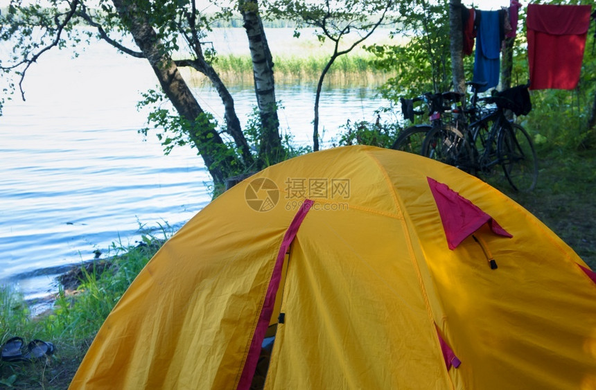 海岸假期湖黄色帐篷池塘岸边旅游帐篷池塘岸边旅游帐篷湖岸黄色vishtynets湖运动图片