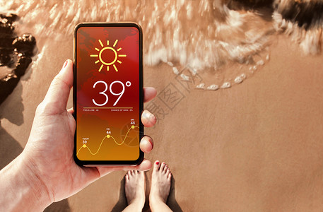 大暑季节手机屏保烧伤手机晴天在流动屏幕上高温天气预报节目以阳光作为背景最佳视图在热暑夏日用技术促进生态概念沙滩时使用高温天气预报设计图片