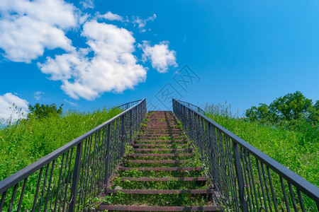 旅行信仰风景优美上天堂的阶梯草地间楼蓝色天空上堂楼梯背景