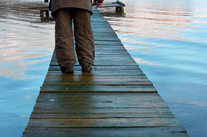 秋天走在木甲板上湖中的一个码头沿着河走湖中的一个码头沿着河走木制的户外男人图片