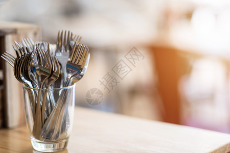环境将许多叉子放在饭店餐桌装饰品的玻璃杯中刀派对图片