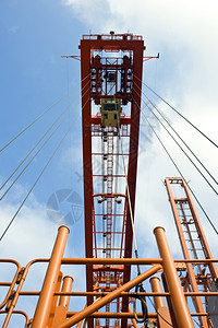 吊装高的用于在工业港口运输集装箱的吊船钻机电线引向一个巨大的起重机携带图片