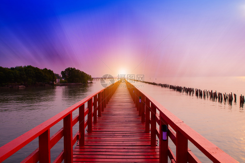 桥梁森林泰国红SamutSakhon桥上沙滩海边的红桥长阳光天树景观图片