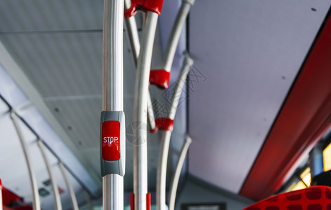 服务红色按钮在公用交通概念中设置停靠点抓住出口图片