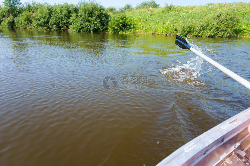 划艇撞到水面漂浮在河边的皮眼艇上漂浮在河边的皮艇帆上滑板撞到水面夏天蓝色的平静图片