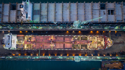 天线夜间海上运输船和航油的海以及夜间登上海的石油建造制业图片