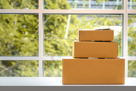 分配货运桌上纸板箱自然背景在线购物概念表格上的纸箱市场图片