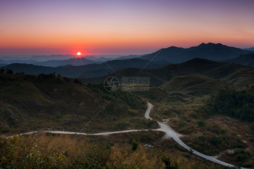 美丽山上的景观早晨日出NernChangSuekPilokKanchanaburiNernSuek日落神经图片