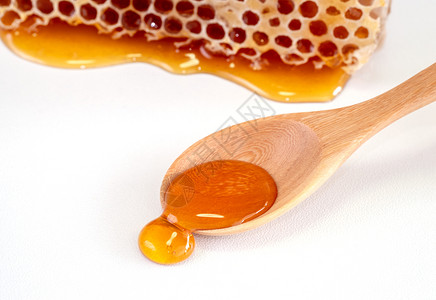 新鲜的最佳药物蜂蜜和带木棍的梳子图片