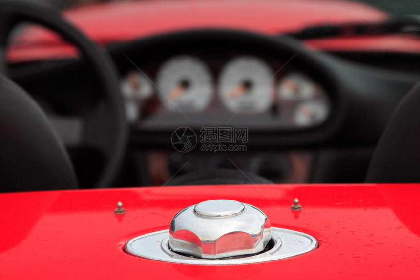 红色的铬合金紧贴一辆出租车重点放在燃料帽上运输图片