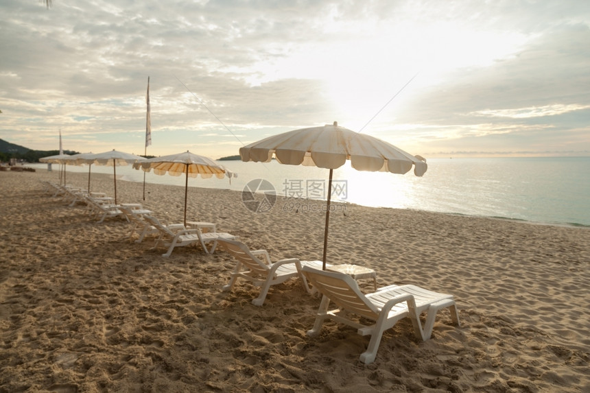 放松床和雨伞排在海边的滩上在旅游中睡觉眠岛图片