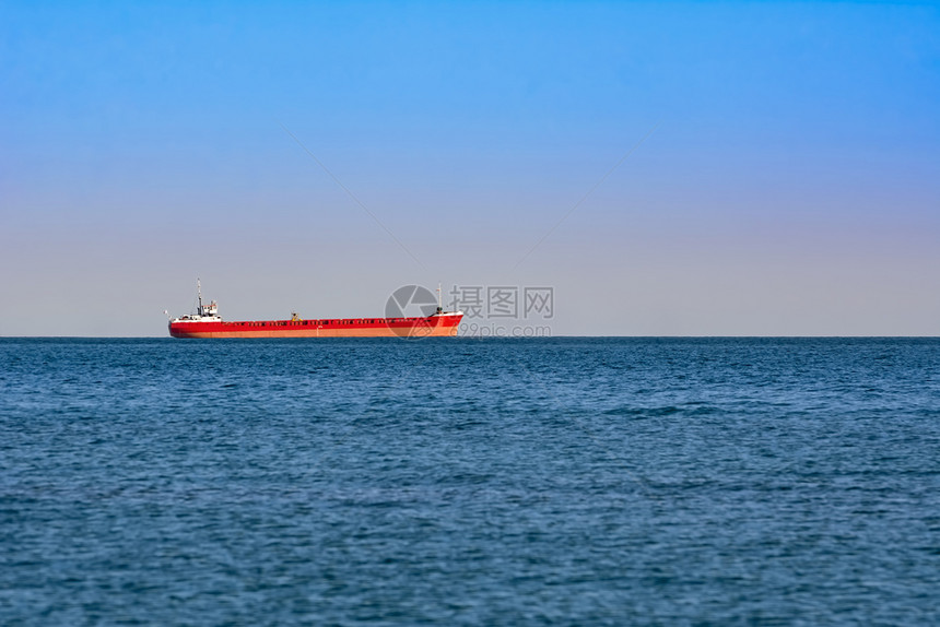 地平线递送黑海上货船的海中轮图片