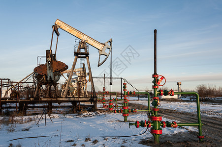 钻机孔力量油田石和天然气概念中的油泵插头和井喷口图片
