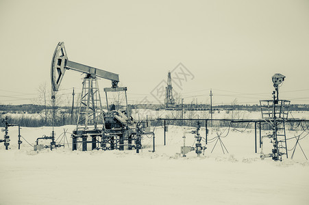 场地油田石和天然气概念中的油泵插头和井喷口钻头架图片