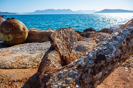 水海景旅行希腊Aegina岛港口海岸关闭一个生锈的锚图片