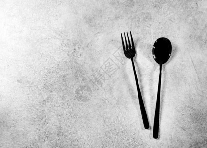 银餐饮的叉子和勺桌位设置午餐空的图片