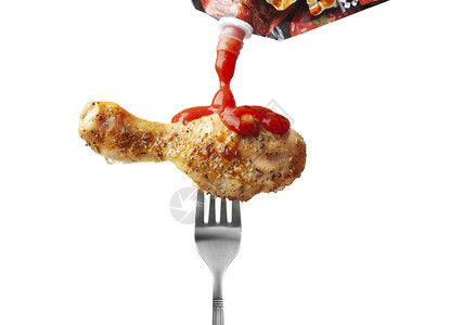 家庭美味的鸡腿和番茄酱在白背景上隔绝的叉子桌图片