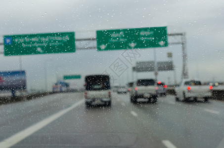 在雨中驱车的滴拖拉果酱背景模糊降低交通路图片
