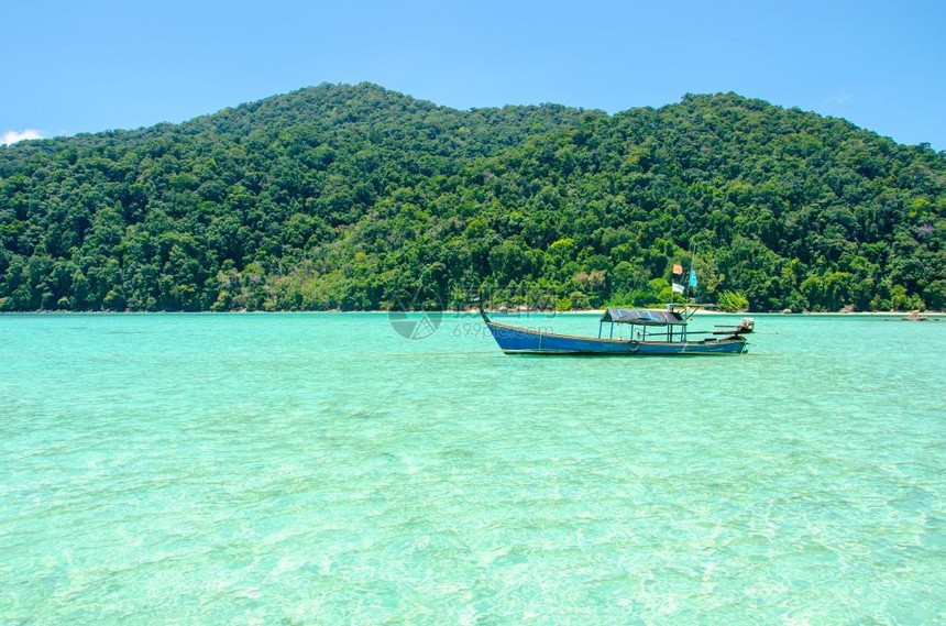 夏天蓝色的海滩泰国素林岛上长尾观光旅游船图片
