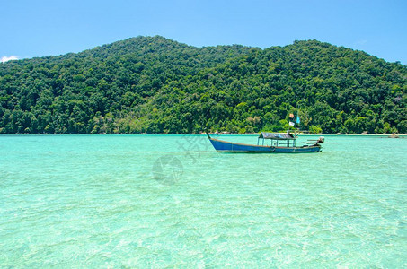 夏天蓝色的海滩泰国素林岛上长尾观光旅游船图片