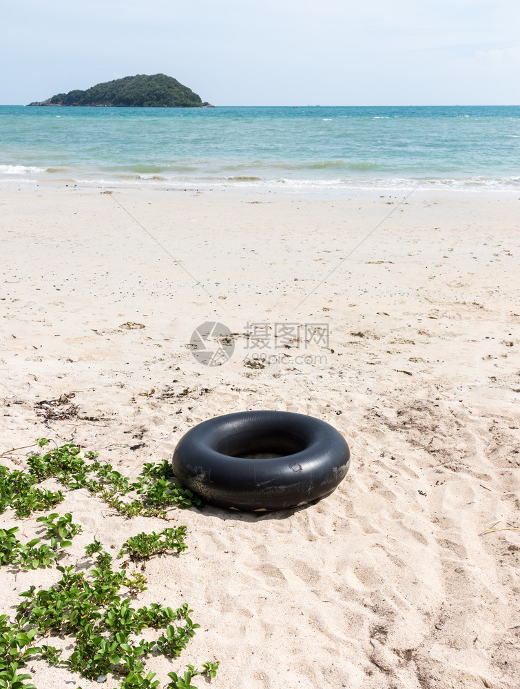 安全在泰国东海岸孤单滩附近的大型游泳管上动紧急情况放松图片