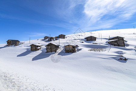 冬天火鸡高地房屋和雪中多云的天空风景优美图片