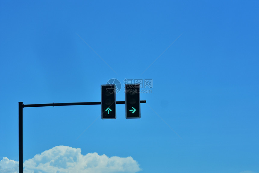 运输象征城市的绿色交通灯图片