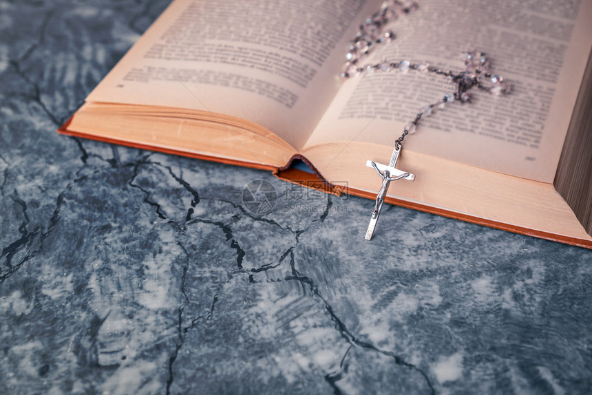 珠子书圣经上的在灰色桌子上的宗教在学校里与神对立乡村图片