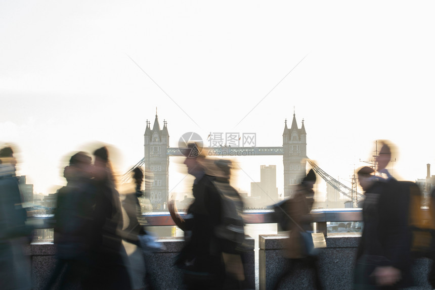 穿越伦敦大桥行驶的交通用烟雾弹联合王国有塔桥背景抽象的在职商人图片