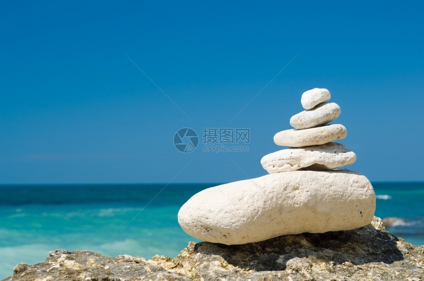 沙滩上堆叠起来的石灰岩碎海滩上模糊的背景岩石鹅卵女图片