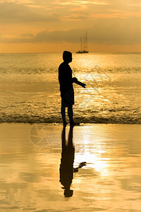 美丽的人摄影师拍时使用风景海日落背拍摄艺术服用图片