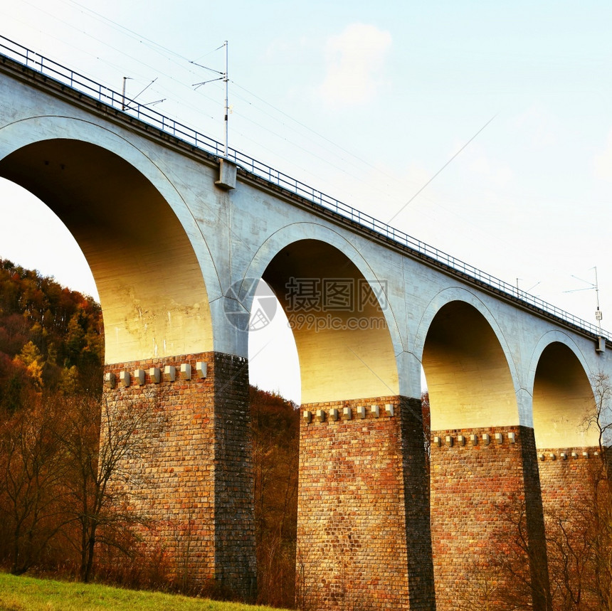 景观建筑学捷克境内一座美丽的旧桥古老建筑铁路桥捷克境内结构体图片