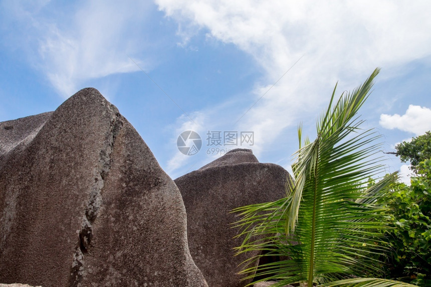 蓝色的旅游正面天空前方有云和大石头蓝色天空前面有云和大石头图片