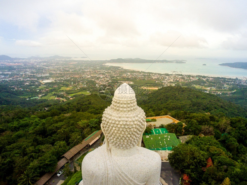 亚洲GoldenBigbuddha雕像空中观视泰国普吉朝圣天图片