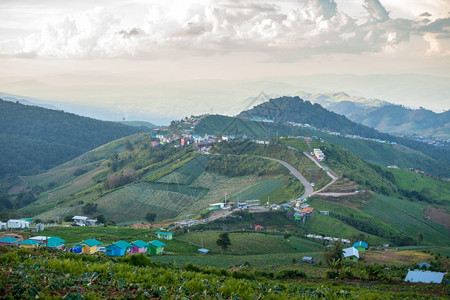 阳光泰国山区的丘上夏天壮观背景图片